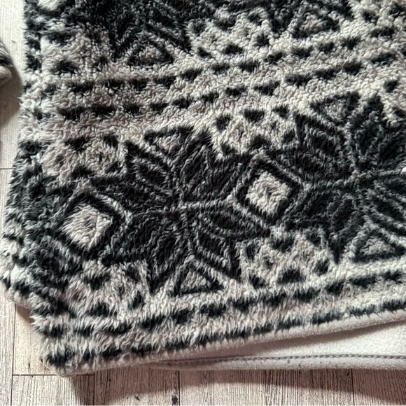Prince & Fox, B&W Snowflake, Fleece, Half Zip Pullover - Picture 9 of 16